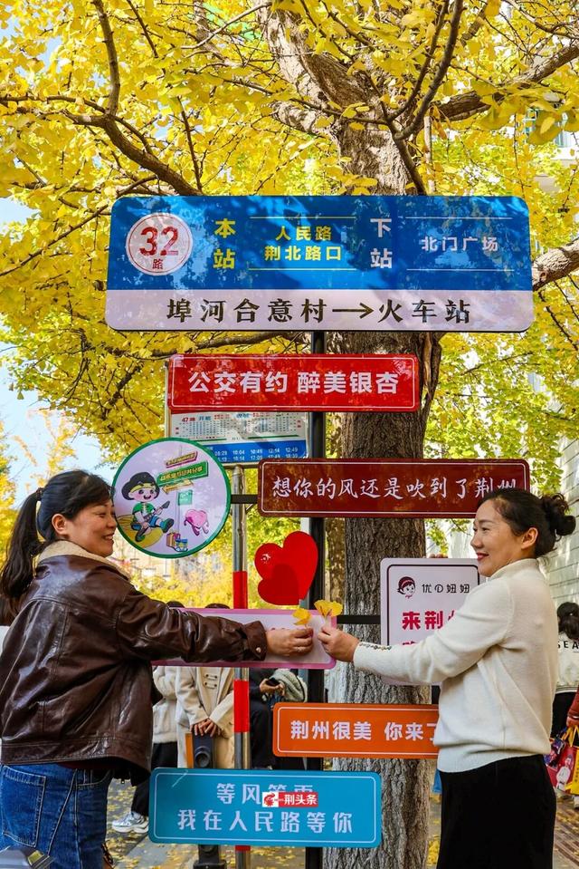 人从众！荆州这条街上“长”满了人……