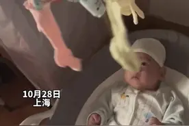 妈妈用衣架自制玩具，人类幼崽表示效果也可以，网友：猜是二胎吧，一胎哪有这智慧？图片