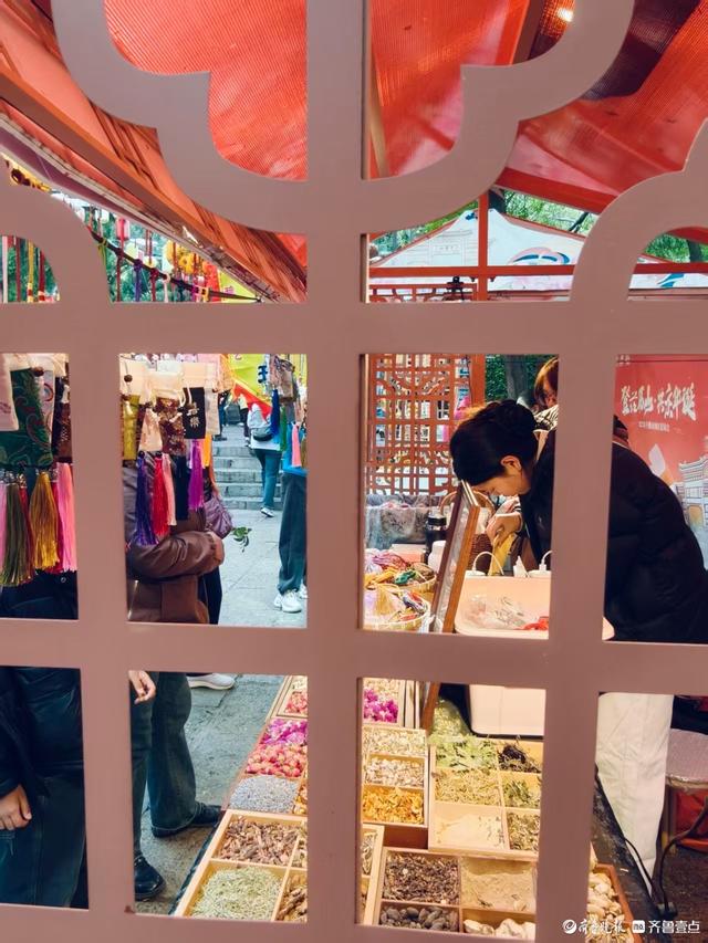 来济南千佛山，热热闹闹赶庙会