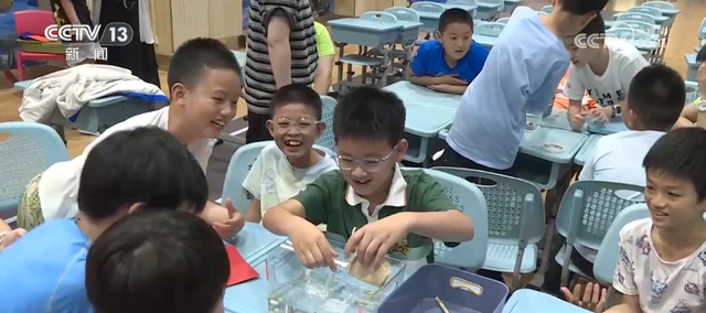 科学实验引来“哇”声一片！多彩科技游成顶流 “沉浸式”上天入海解锁新识