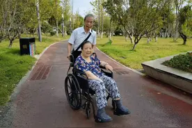84岁老人，无怨无悔照顾中风瘫痪妻子18年图片