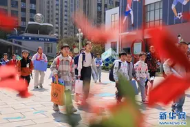云南：萌娃归来！“花式”迎开学图片