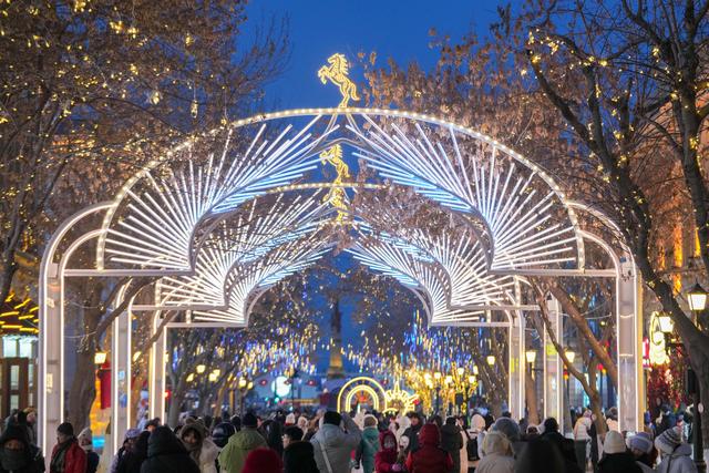 “冰城”百年老街的璀璨冬夜