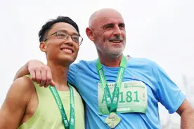 苏河半马火热开跑，51岁的海港主帅穆斯卡特成绩1小时42分，算啥水平？图片