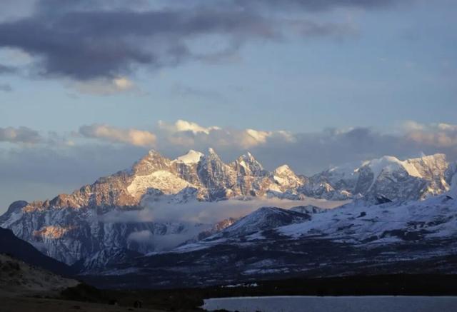 雪后的甘孜，走一路美一路！