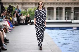 （外代二线）墨尔本时装周——艾美泳池甲板时装秀图片