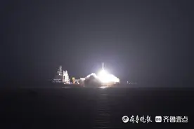 从大海到星辰，“一箭四星”！数万人齐聚日照观看火箭发射盛景图片