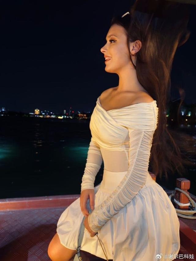 太美了，奥运冠军谢尔巴科娃打卡济南趵突泉