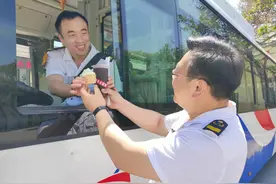 这份关爱专属于公交司机！同事给他们当了回“保姆”图片