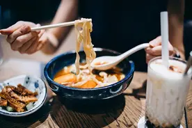 “睡前吃夜宵”和“饿肚子睡觉”哪个危害更大？真相竟然是……图片