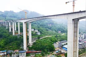 重庆：巫云开高速C1标段团滩河特大桥顺利贯通图片