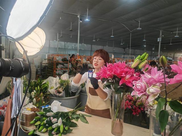直播电商助力云南“鲜花经济”持续火热