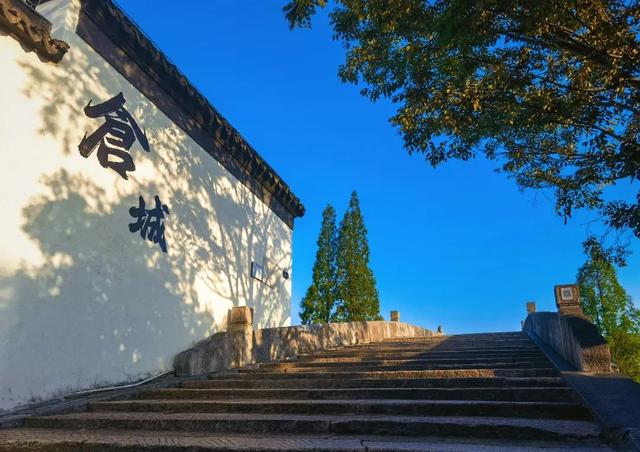 白墙瓦黛、碧水如玉，松江市河风景如画