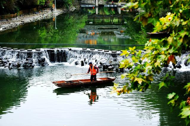 雷山西江苗寨初冬景色怡人吸引游客错峰出游