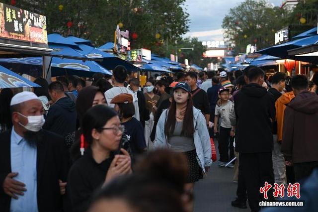 “拉萨不夜城”人气火爆 成旅游新热点