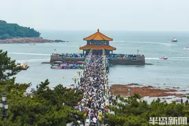 端午节假期，青岛栈桥游人如织图片