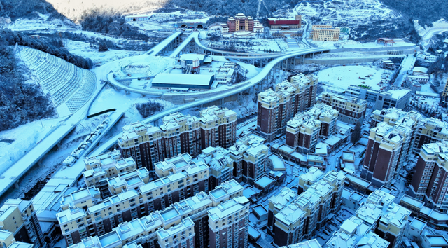 来这个小城看雪泡温泉，美哭了！