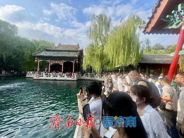 一年四季 泉在济南丨“趵突腾空”引客来 暑期尾声，趵突泉游客络绎不绝