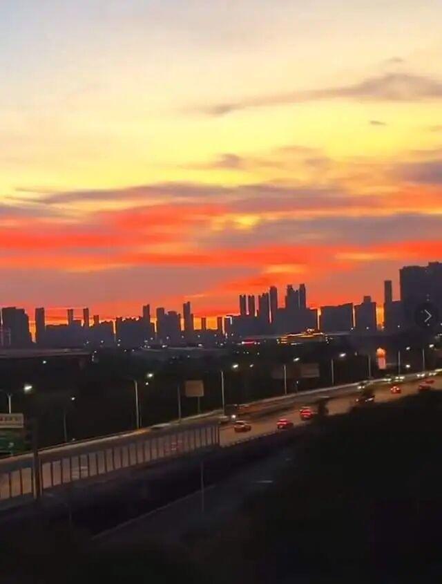 武汉地铁现实版“落日飞车”走红！网友：一定要去打卡这场城市浪漫