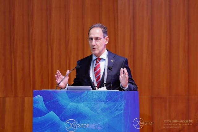 记者观察｜“不用学物理数学，AI能给出所有答案？”——国际视角下的人才培养与教育变革