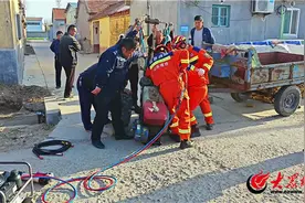 手臂卷入拖拉机 潍坊高密市消防大队紧急救援图片