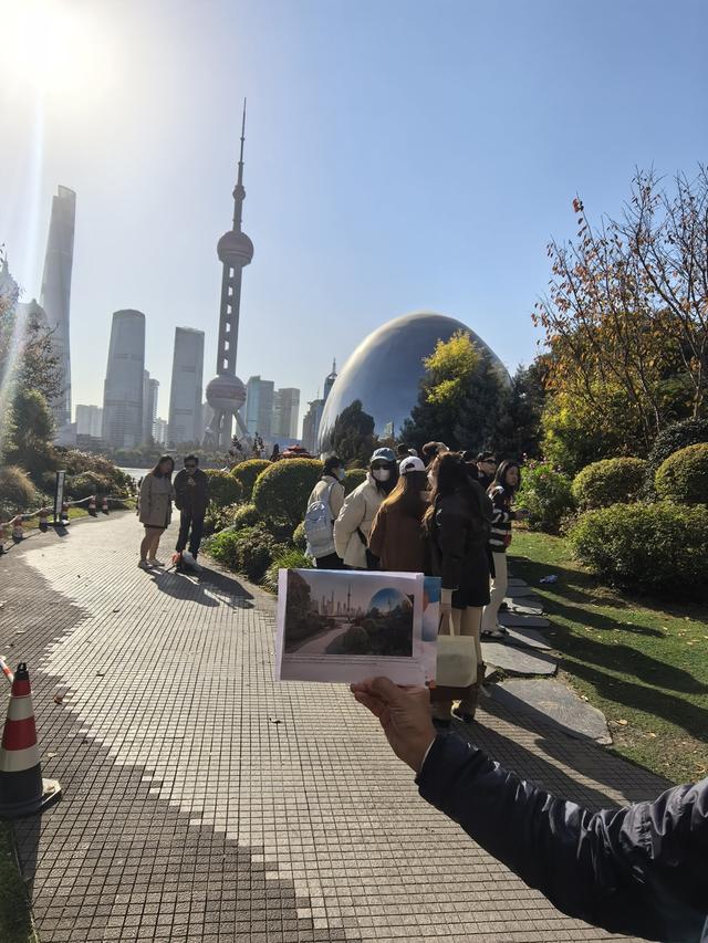 为了一枚金属“小巨蛋”，泰国游客排队打卡！这里才是上海江景天花板