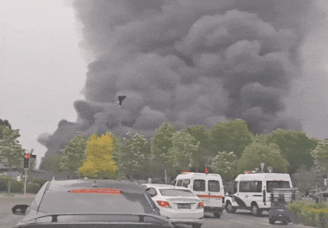 紧急处置！绍兴一仓库起火伴燃爆声，消防火速驰援现场