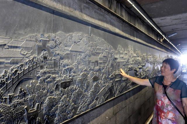 江苏苏州：浮雕《山塘胜景图》吸引游客
