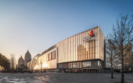 龙湖济南西城天街x灵岩寺景区联名美陈“柏柿灵岩”上线，打造泉城文化打卡新地标