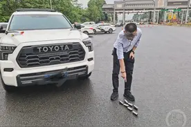 越野车加装“爆闪灯”，一闪一闪地从警车前驶过......结局令人舒适图片