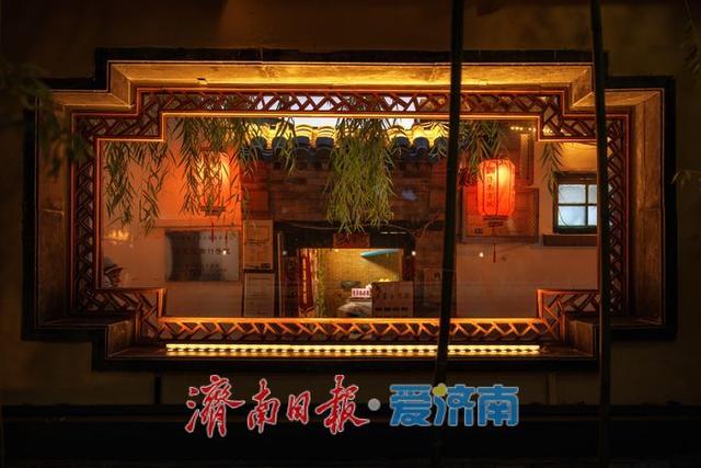 一年四季 泉在济南丨西更道街夜晚雕窗烛影，展现济南泉韵魅力
