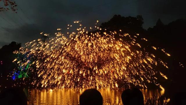 这届年轻人：不回家过年，是对自己的“犒赏”