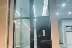 重庆一女厕安装透明落地窗 官方回应：已进行遮掩处理图片