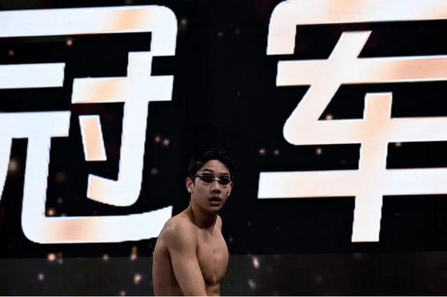 十五运泳池上演“神仙打架”，18岁张展硕再力压孙杨潘展乐，这匹黑马憋了多少大招？