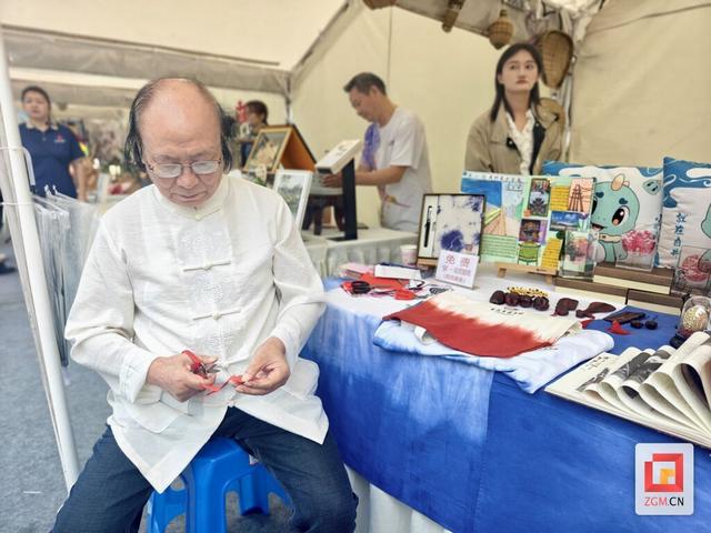 沉浸式游园点燃阅读热情 2025天府书展自贡“文化市集”火热开市