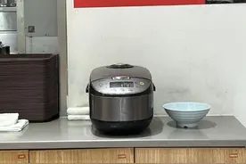 是商战还是另有隐情？杭州这家菊英面店贴出如此告示，网友开始脑补图片