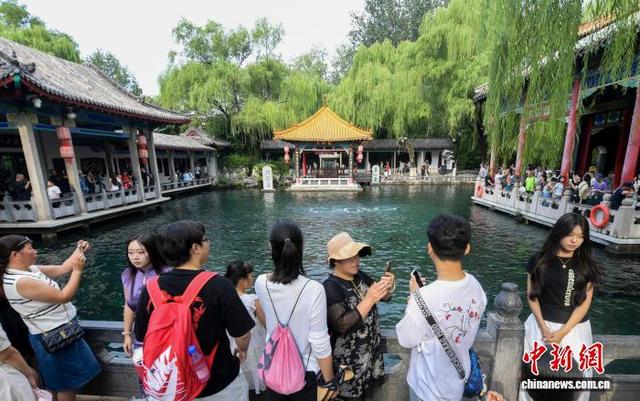 山东济南：趵突泉“水涌若轮”美景重现