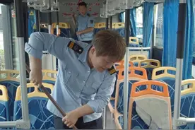 公交“夫妻档”的七夕：坚守是最长情的告白图片