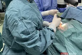 3000度超高度近视并发白内障，大爷备受视力问题困扰图片