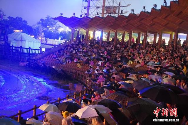 开封“双节”文旅热：万岁山雨夜游客火爆