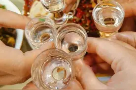 舞台味太浓的“干杯”图片