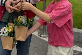 “希望我哥哥考全班第一！”7岁妹妹考场外送小花篮图片