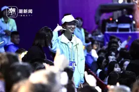 爱是勇气 志愿者教现场观众用手语表达爱图片