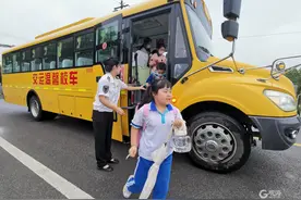“不用再坐爷爷的三轮车上学啦！”新学期，西海岸新增29条专业校车线路图片
