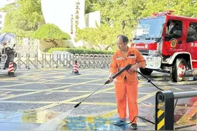 洒水车+清洗车+深度保洁车……济南历下城管四位一体作业模式打造清新开学季图片