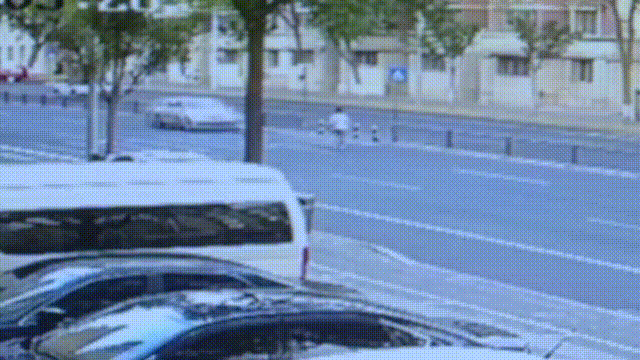 现场监控曝光，女子在斑马线上被撞飞，已不幸身亡图片