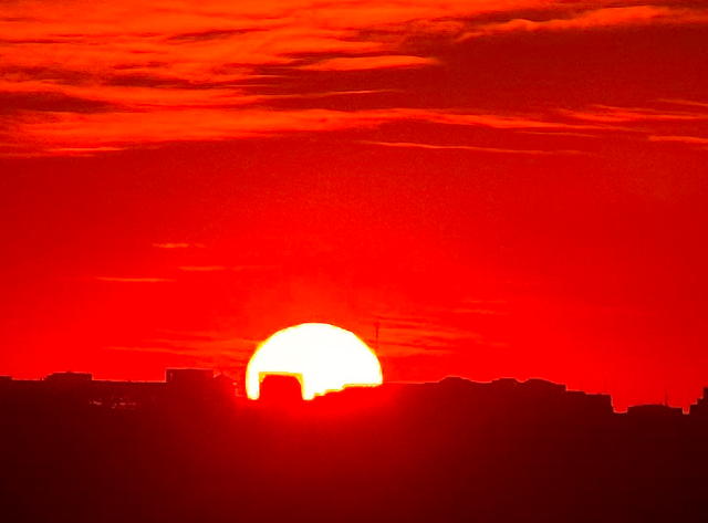 朝色漫染，天空披彩	，北京的晨光太治愈了！