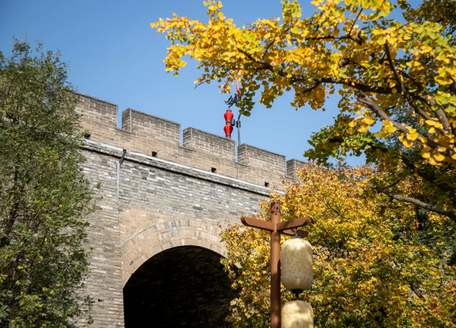 秋风引路入曲江，芙蓉金叶映红墙