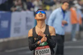 体育丨2025重庆马拉松鸣枪开跑图片