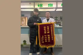 患者携锦旗致谢救命恩人 还原城际列车生死救援全程图片
